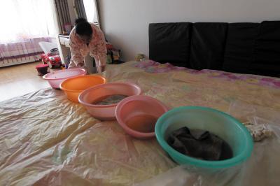理塘楼上漏水，住户失联，小区没物管，业主维权难！律师来支招……